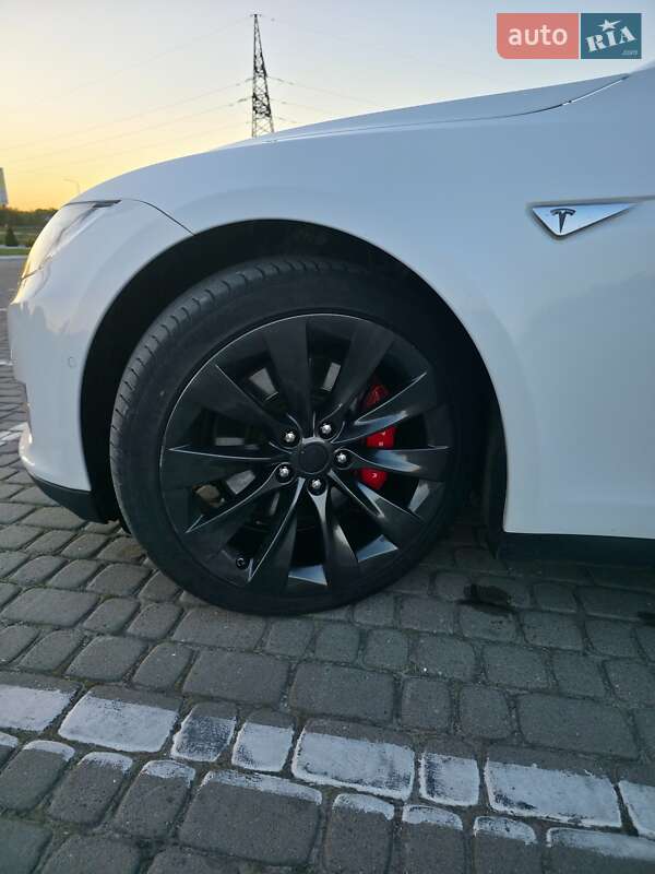 Ліфтбек Tesla Model S 2015 в Львові