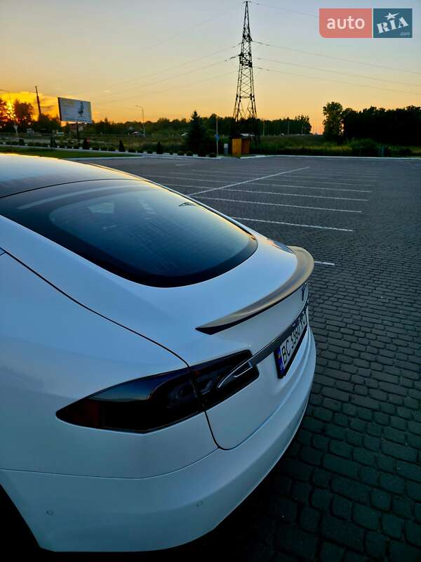 Ліфтбек Tesla Model S 2015 в Львові