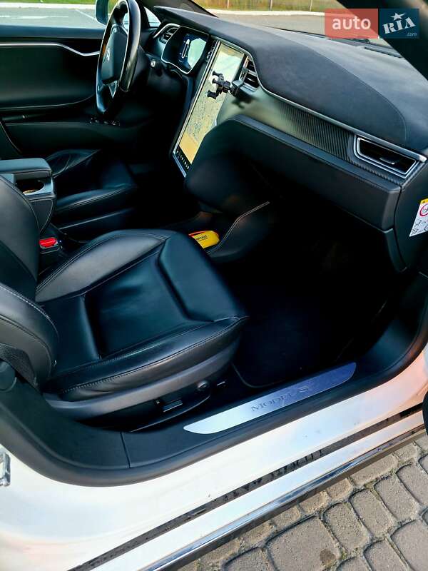 Ліфтбек Tesla Model S 2015 в Львові