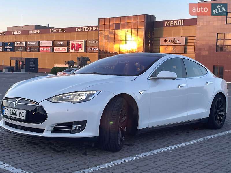 Ліфтбек Tesla Model S 2015 в Львові