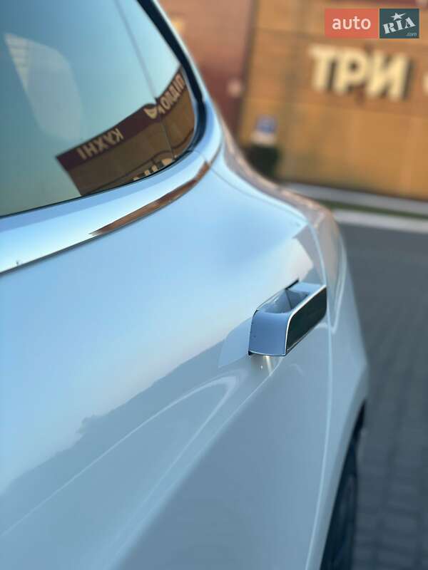 Ліфтбек Tesla Model S 2015 в Львові
