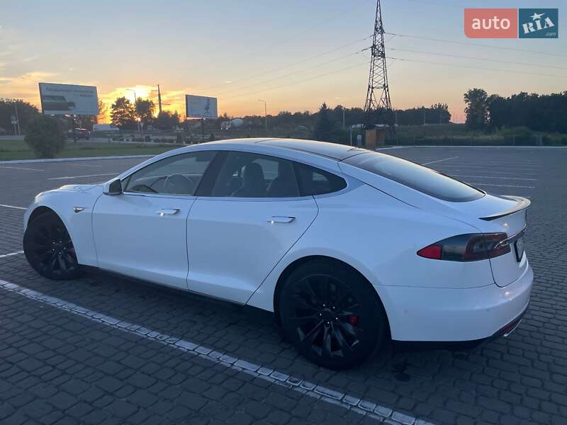 Ліфтбек Tesla Model S 2015 в Львові