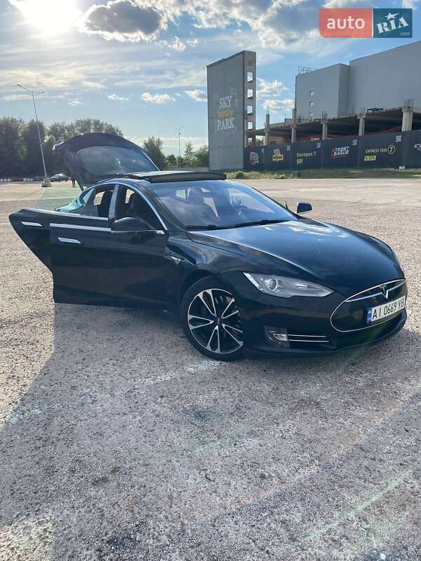 Лифтбек Tesla Model S 2015 в Киеве