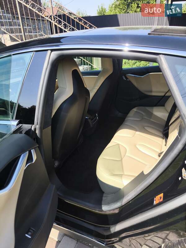 Лифтбек Tesla Model S 2015 в Киеве