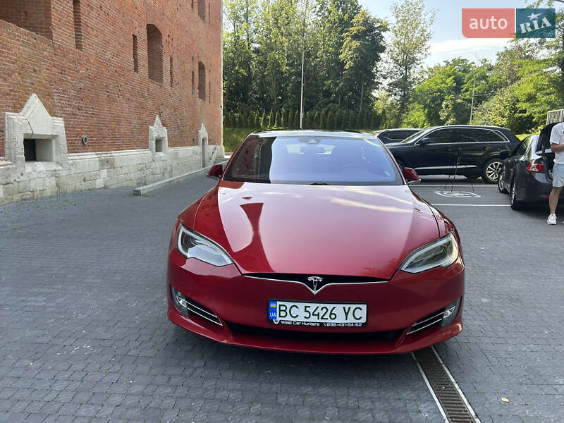 Лифтбек Tesla Model S 2016 в Львове