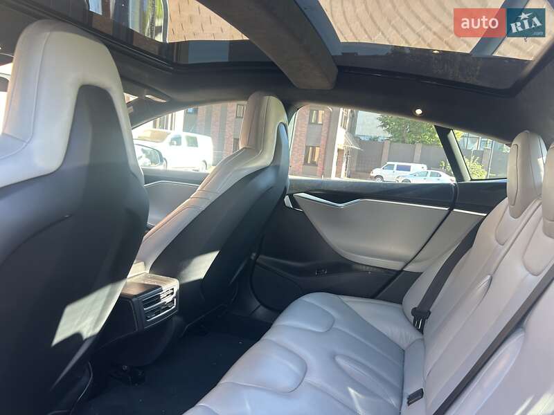Лифтбек Tesla Model S 2016 в Киеве