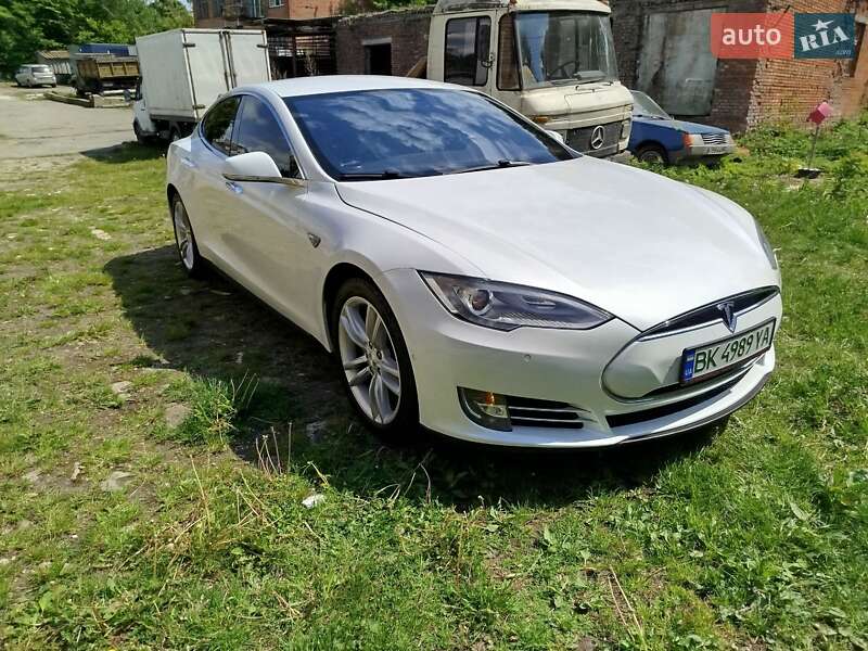 Лифтбек Tesla Model S 2015 в Луцке фото 21 Лифтбек Tesla Model S 2015 в Луцке
