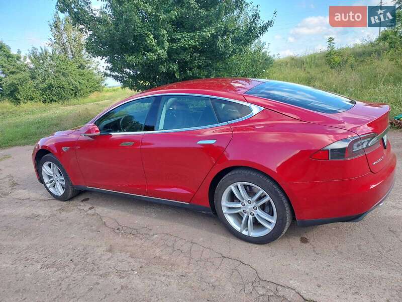 Лифтбек Tesla Model S 2014 в Тростянце