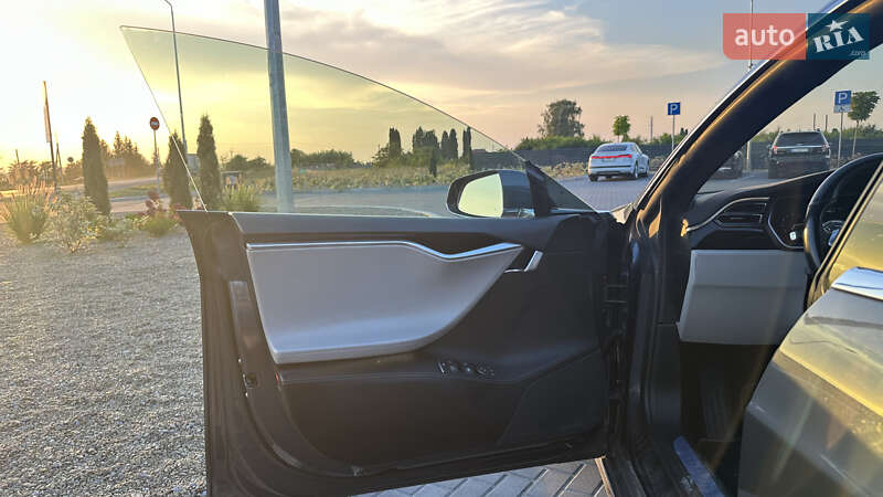 Лифтбек Tesla Model S 2016 в Львове