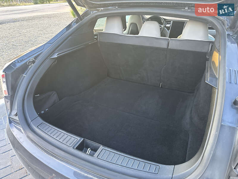 Лифтбек Tesla Model S 2016 в Львове