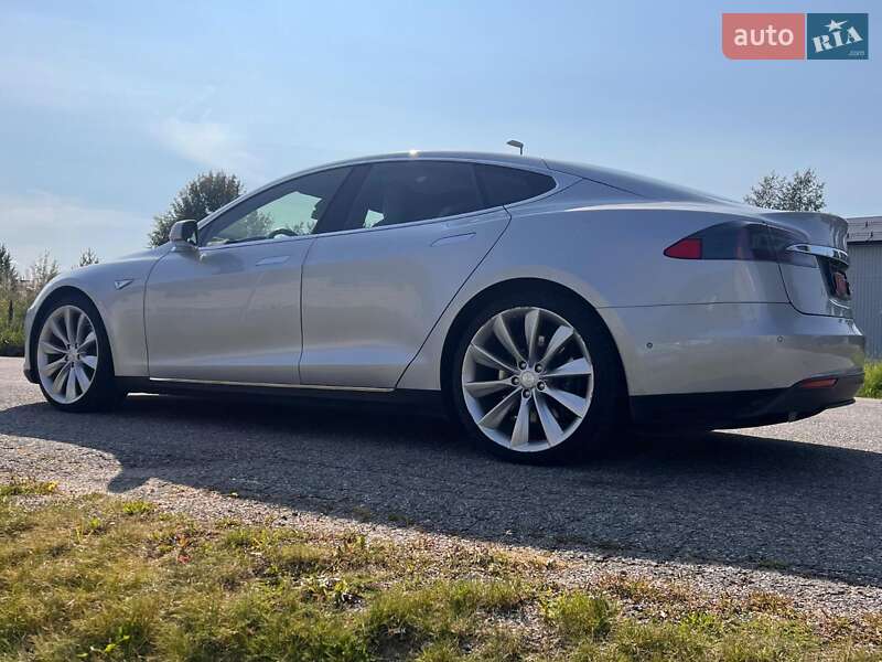 Ліфтбек Tesla Model S 2015 в Києві
