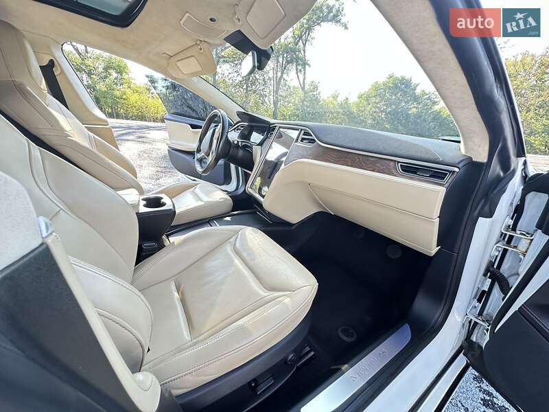 Ліфтбек Tesla Model S 2016 в Черкасах