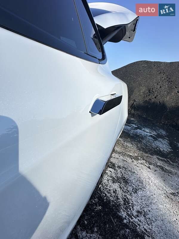 Ліфтбек Tesla Model S 2016 в Черкасах