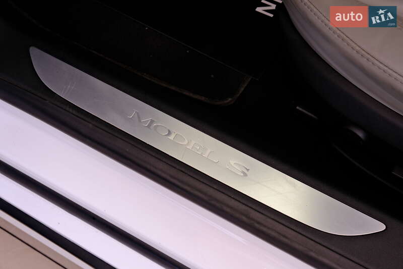 Ліфтбек Tesla Model S 2016 в Одесі