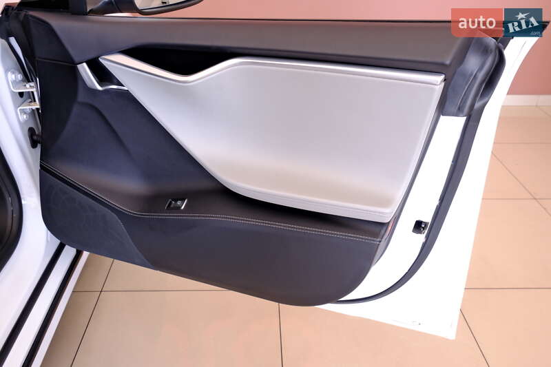 Ліфтбек Tesla Model S 2016 в Одесі