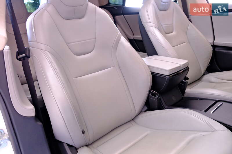 Ліфтбек Tesla Model S 2016 в Одесі