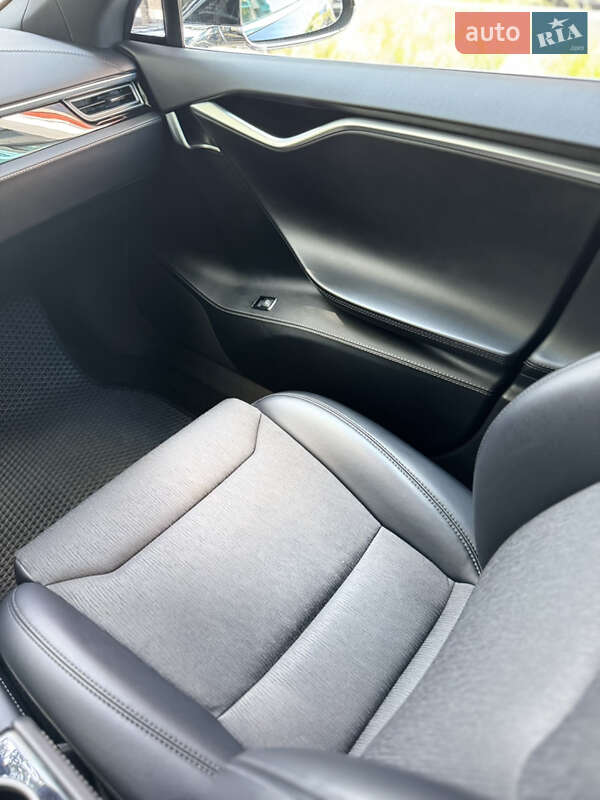 Лифтбек Tesla Model S 2017 в Чернигове