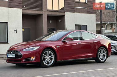Лифтбек Tesla Model S 2015 в 