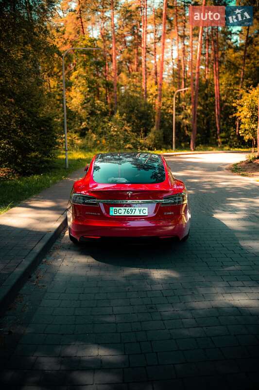 Лифтбек Tesla Model S 2017 в Львове