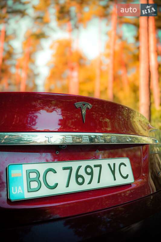 Лифтбек Tesla Model S 2017 в Львове