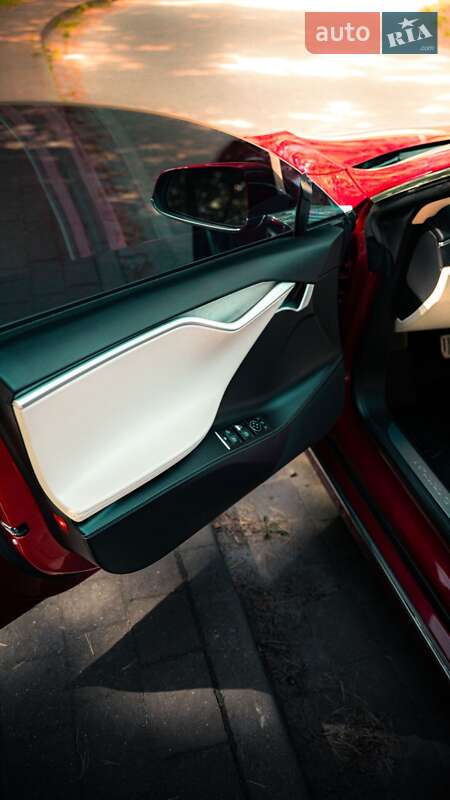 Лифтбек Tesla Model S 2017 в Львове