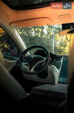 Ліфтбек Tesla Model S 2017 в Львові