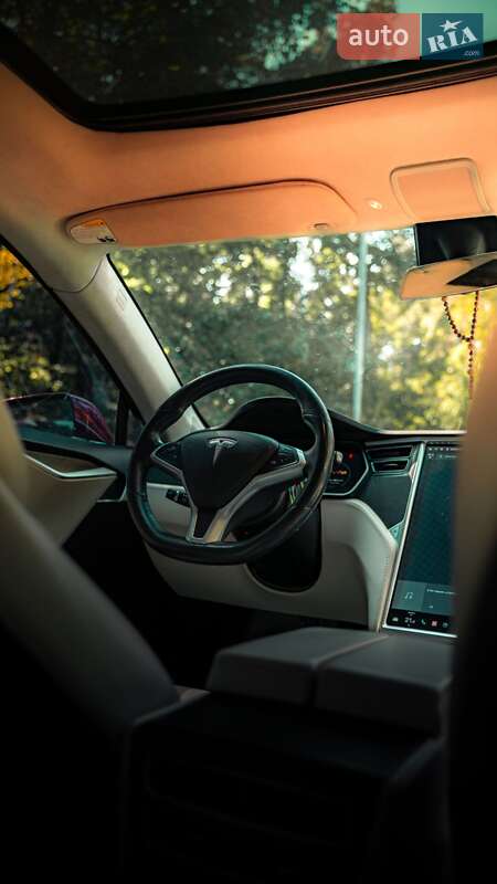 Лифтбек Tesla Model S 2017 в Львове