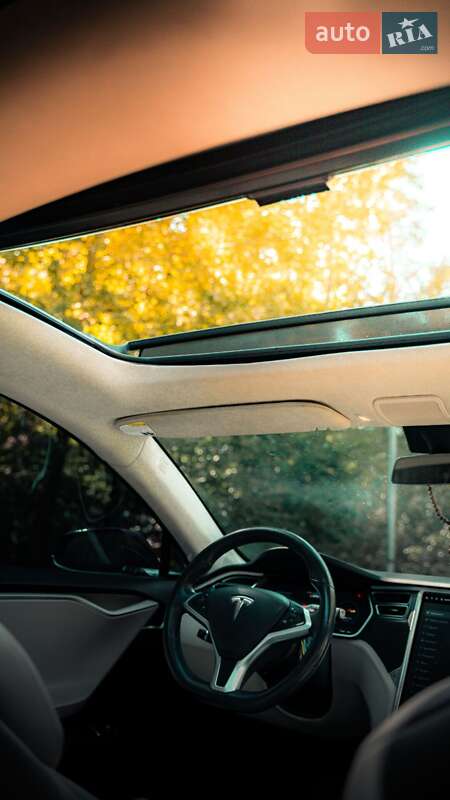 Лифтбек Tesla Model S 2017 в Львове