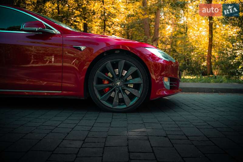 Лифтбек Tesla Model S 2017 в Львове