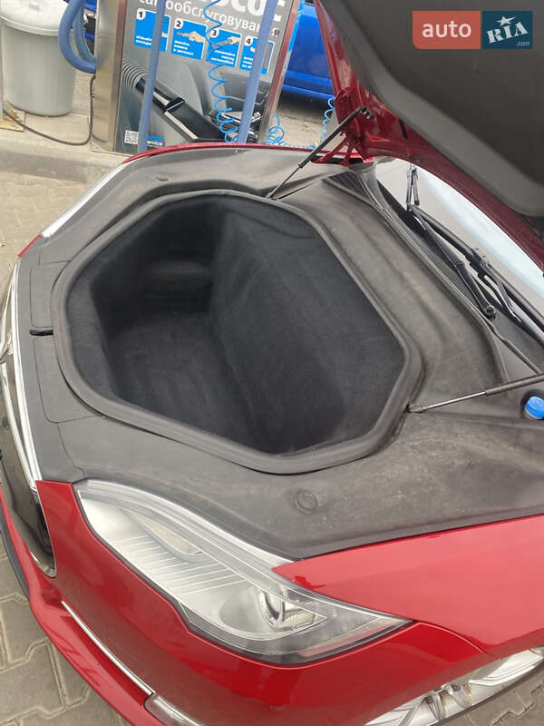 Лифтбек Tesla Model S 2016 в Житомире