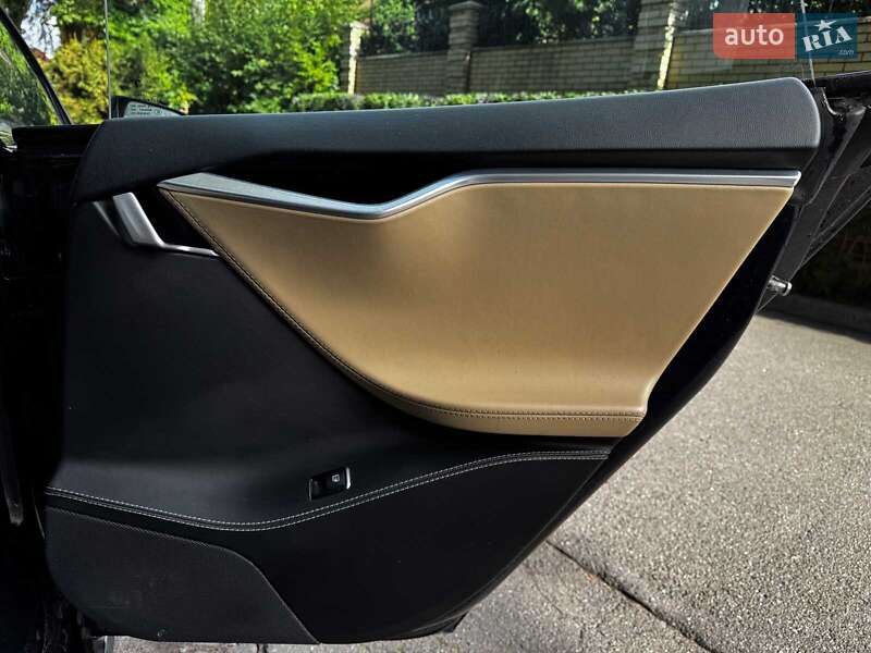 Лифтбек Tesla Model S 2015 в Киеве