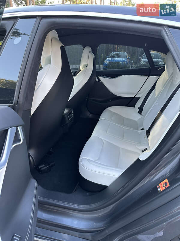 Лифтбек Tesla Model S 2018 в Житомире
