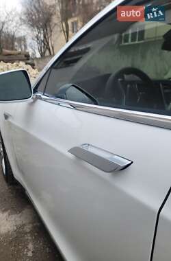 Лифтбек Tesla Model S 2015 в 