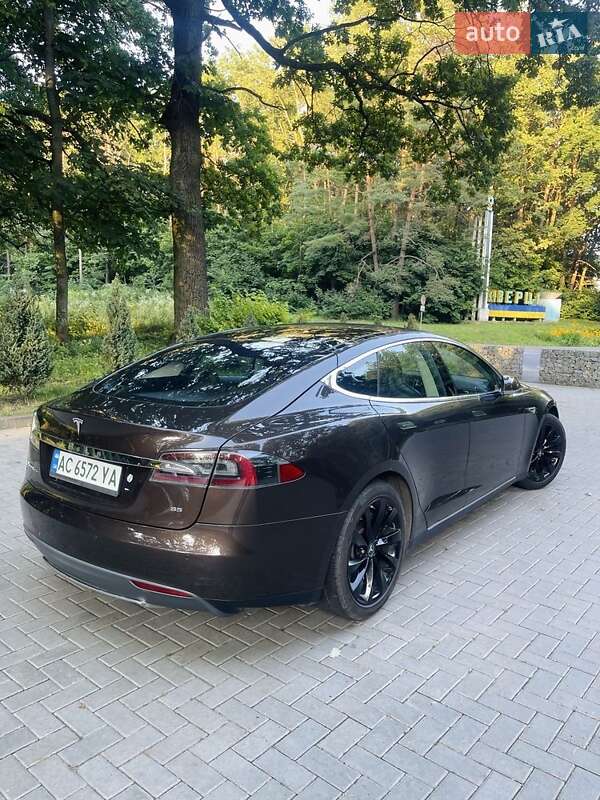 Лифтбек Tesla Model S 2013 в Киверцах