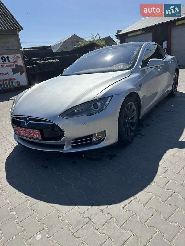 Ліфтбек Tesla Model S 2016 в Володимирі