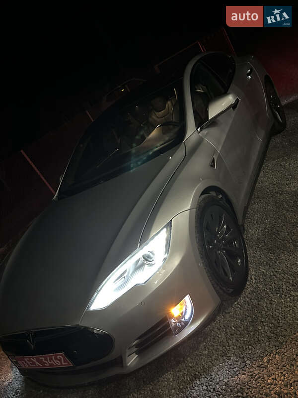 Ліфтбек Tesla Model S 2016 в Володимирі