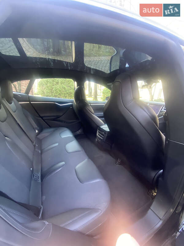 Лифтбек Tesla Model S 2017 в Ирпене
