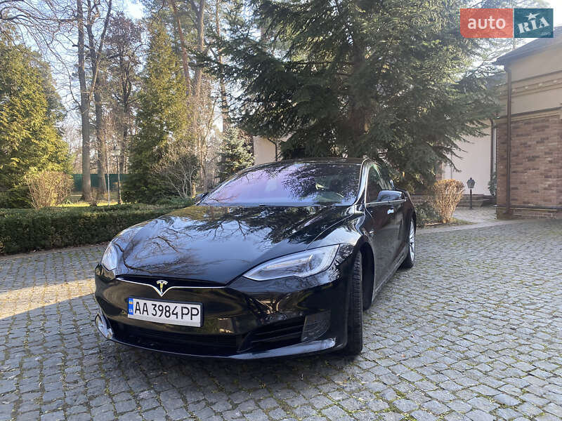 Лифтбек Tesla Model S 2017 в Ирпене