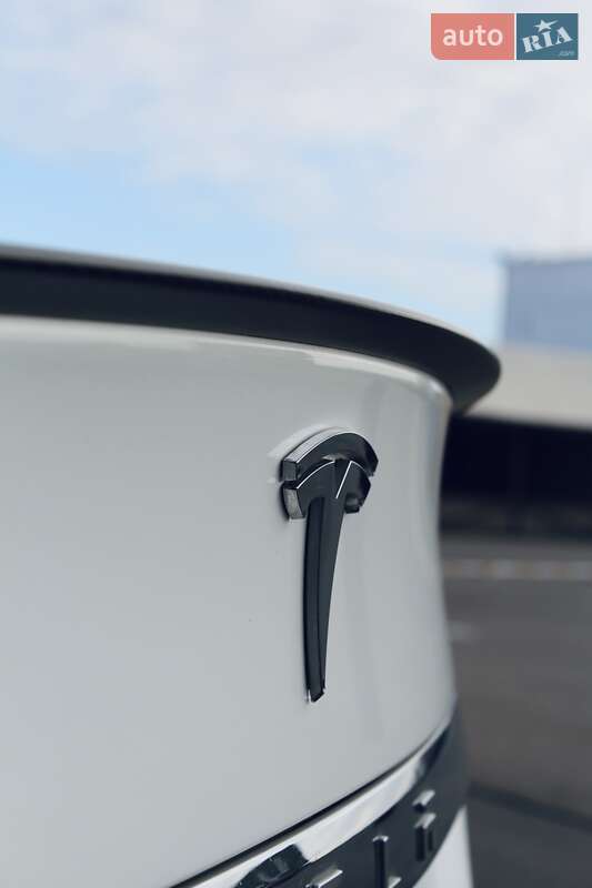 Лифтбек Tesla Model S 2019 в Киеве