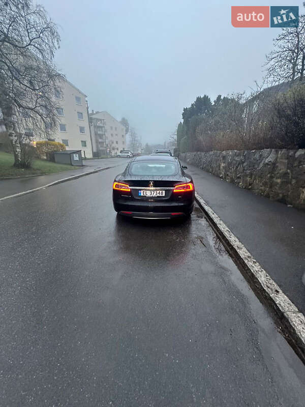 Лифтбек Tesla Model S 2014 в Киеве