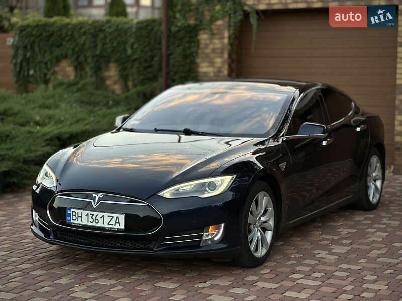 Лифтбек Tesla Model S 2014 в 