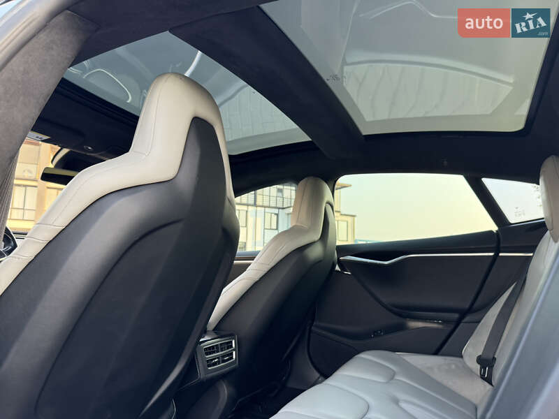 Лифтбек Tesla Model S 2016 в Ровно
