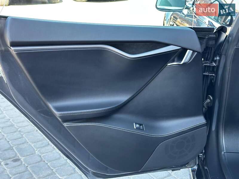 Ліфтбек Tesla Model S 2018 в Львові