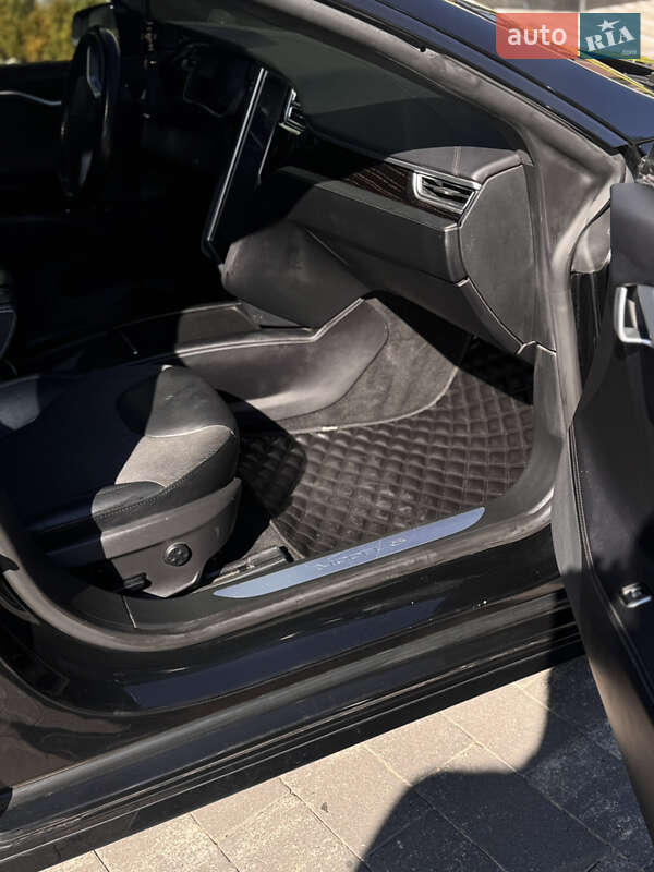 Лифтбек Tesla Model S 2016 в Ужгороде