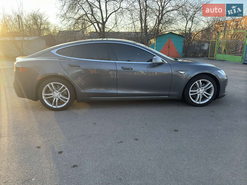 Лифтбек Tesla Model S 2014 в Львове