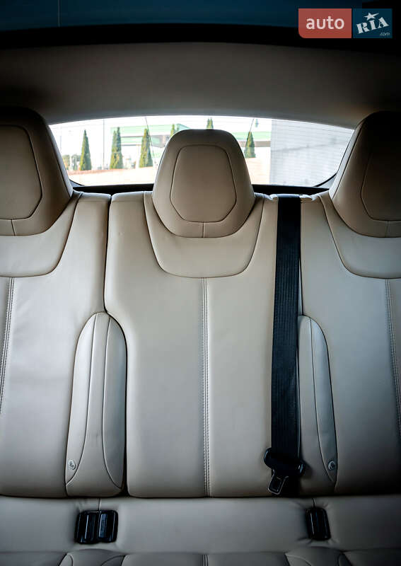Лифтбек Tesla Model S 2015 в Виннице