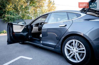 Лифтбек Tesla Model S 2015 в Виннице