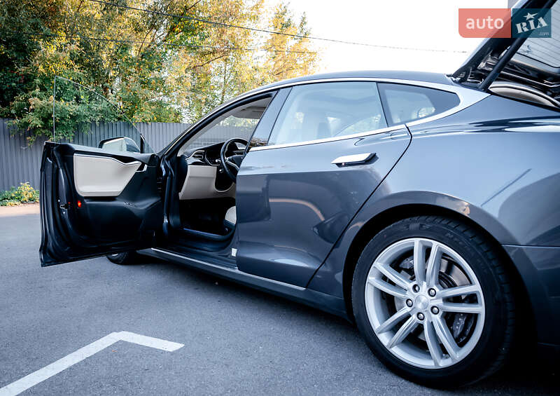 Лифтбек Tesla Model S 2015 в Виннице