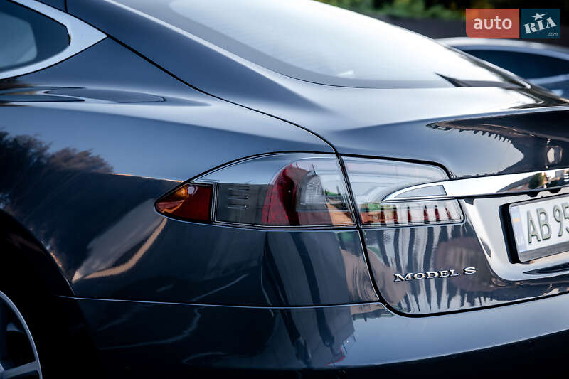 Лифтбек Tesla Model S 2015 в Виннице