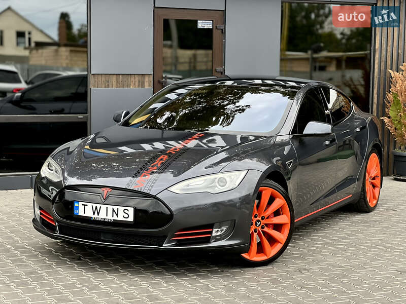Лифтбек Tesla Model S 2015 в 